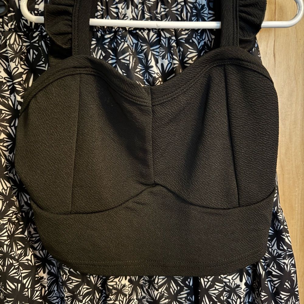Elegant Black and White Floral Skirt Set With Cropped Top - Picture 3 of 8